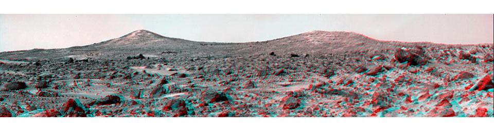 PIA00995: The Twin Peaks in 3-D, as Viewed by the Mars Pathfinder IMP Camera