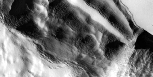 PIA02597: Slumping Cliff on Io in High Resolution