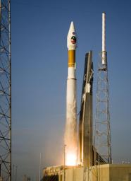 PIA04143: Mars Reconnaissance Orbiter (MRO) Lifts Off